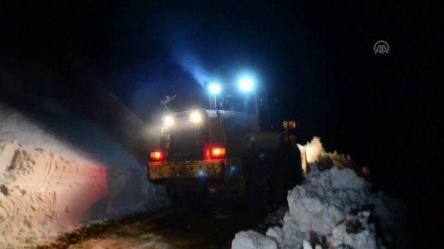 Gece gündüz demeden köy yollarını ulaşıma açıyorlar - BİTLİS