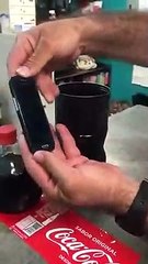 Une ingénieuse fausse bouteille de Coca-Cola pour faire de la contrebande