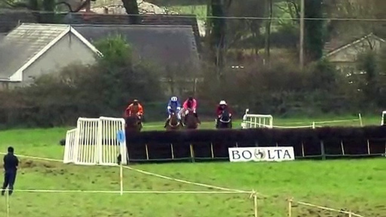 Le jockey Michael Sweeney gagne une course hippique après avoir perdu léquilibre