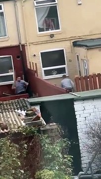 Altercation entre voisins avec des planches de bois