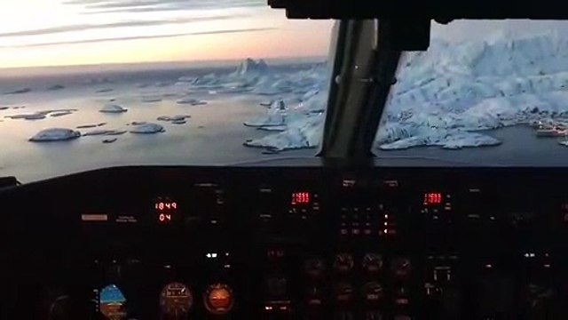 Un pilote filme son atterrissage sur une piste au décor presque irréel depuis le cockpit