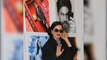 Watch: Rekha's reaction after she poses in front of Amitabh Bachchan's photo
