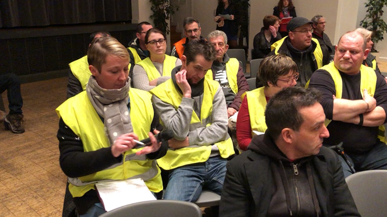 Une poignée de Gilets jaunes au Grand débat d’Alençon