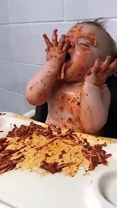 Cet adorable bébé essaye de résister le sommeil et manger son plat de spaghetti