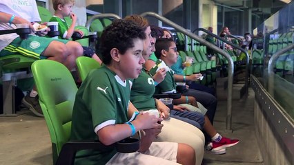 ¡Gol!: Madre brasileña narra juegos de fútbol para su hijo ciego