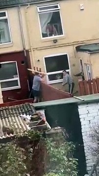 Altercation entre voisins avec des planches de bois