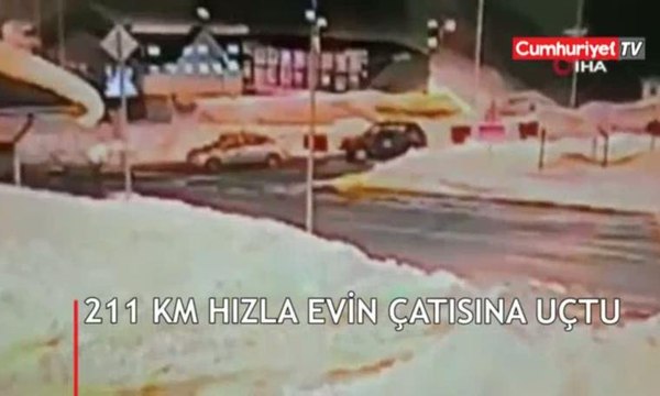 Otomobil 211 km hızla evin çatısına uçtu