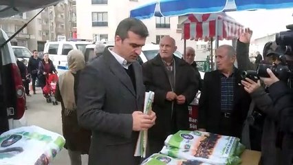 Belediye Başkanı vatandaşlara bez torba dağıttı