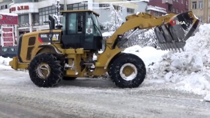 Hakkari'de Yoğun Kar Yağışı Hayatı Olumsuz Etkilemeye Devam Ediyor
