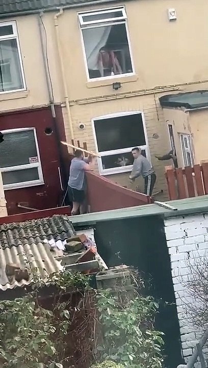 Une dispute ridicule entre deux voisins qui balancent des planches de bois