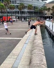 Video herunterladen: Il réalisé un saut de précision sur un poteau d'amarrage