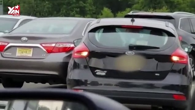 Chết cười người phụ nữ lùi ô tô đụng rớt bánh xe người ta, cố tình lắp lại rồi bỏ trốn