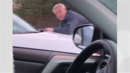 보닛에 사람 탄 채 '분노의 질주'...무죄 주장 이유는? / YTN