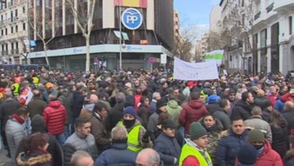 Los taxistas preparan una propuesta en su noveno día de huelga