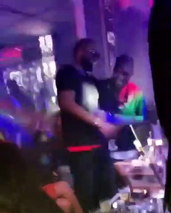 BUZZ VIDEO - Maître Gims à l'anniversaire de DJ ARAFAT