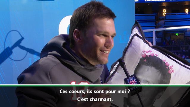 Superbowl : Tom Brady signe un autographe sur un coussin personnalisé par un fan