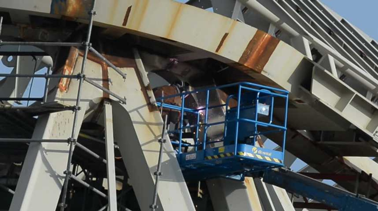 Des ouvriers travaillent sur le chantier de la gare de Mons.Vidéo Eric Ghislain