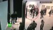 Russie: Un homme décroche un tableau au milieu des visiteurs de la galerie Tretiakov, de Moscou - VIDEO