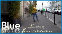 La street-artiste Achbé laisse ses messages à la craie sur le bitume