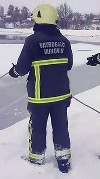 Sauvetage d'un chien prisonnier de la glace par un pompier sur un lac gelé !