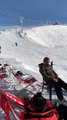 Backflip en ski au-dessus des touristes dans les transats sur la piste de ski