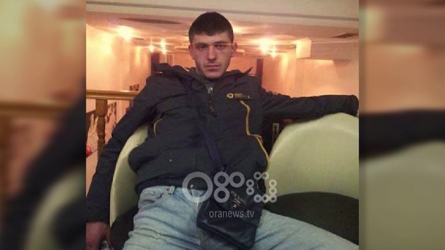 Ora News - Ky është i riu që po kërkohet për vjedhjen e bankës në Tepelenë, bëri burg për grabitje