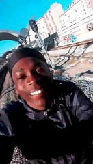 Jovem filma-se a circular no exterior de comboio da CP na linha de Sintra