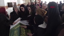 Yalova Kerç Boğazı'nda Ölen Vardiya Zabitinin Nişanlısı Tabutun Başından Ayrılmadı