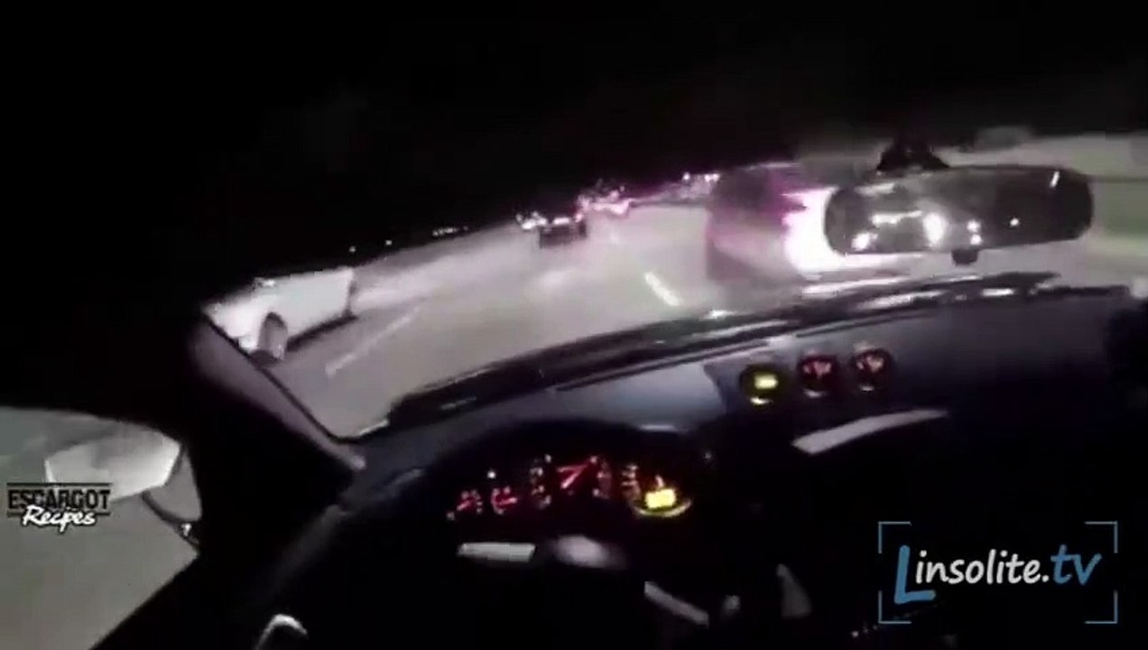 Ce chauffard conduit à toute vitesse sur une autoroute bondée