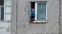 Cet enfant russe s'amuse au bord de la fenetre du 8ème étage... Terrifiant