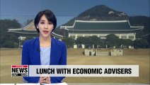 Title  Pres. Moon to hold lunch meeting with his economic aides to discuss country's current circumstances