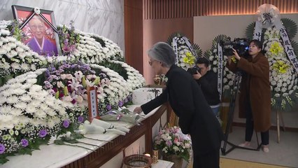 강경화, 김복동 할머니 조문..."역사에 길이...." / YTN