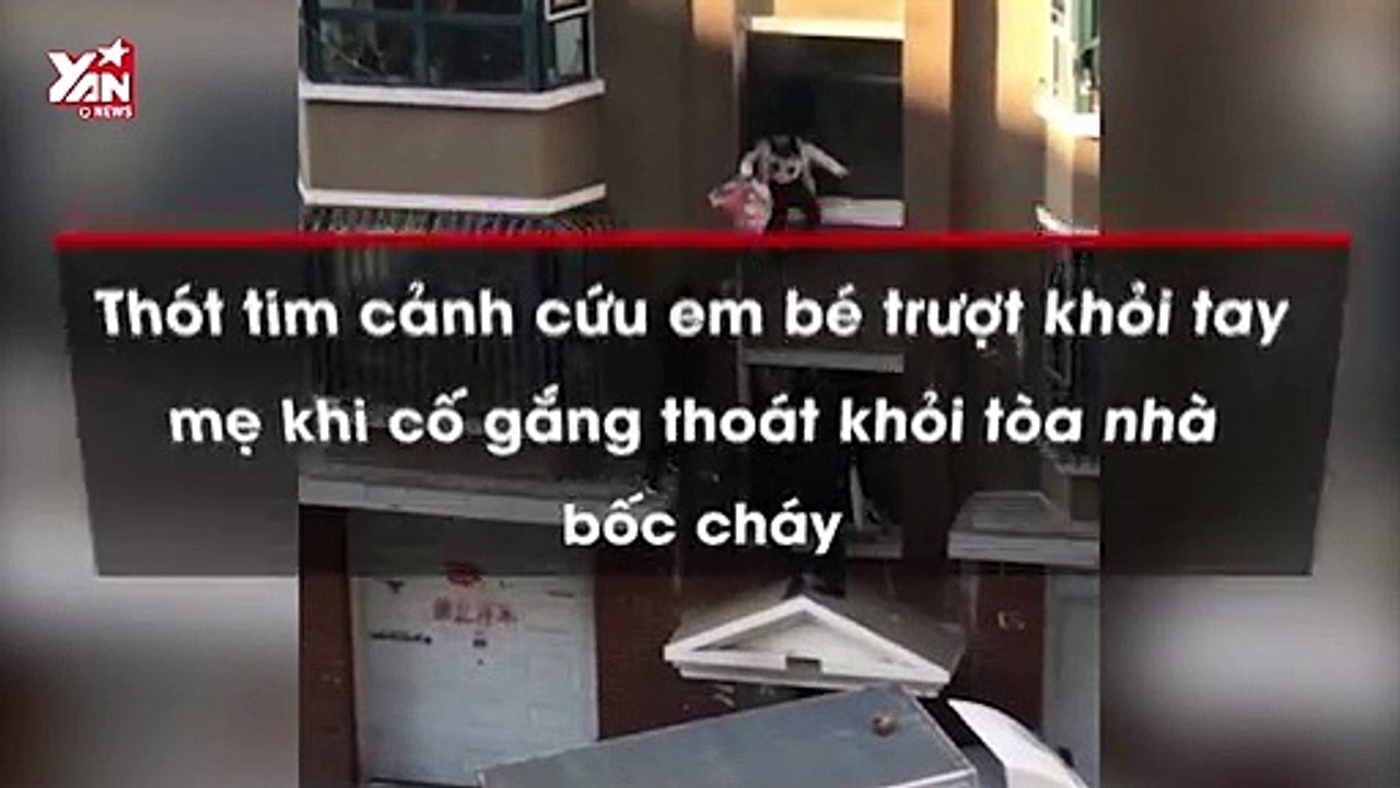 Thót tim cảnh cứu em bé trượt khỏi tay mẹ khi cố gắng thoát khỏi tòa nhà bốc cháy