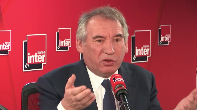 François Bayrou : On est un pays qui croit que toutes les réponses doivent être apportées par l'Etat central dans des décisions à Paris. Or la France ce n'est pas ça, ça ne devrait pas être ça .