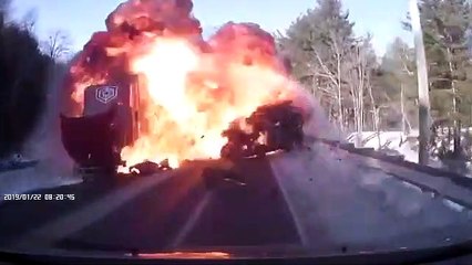 Un accident de la route explosif
