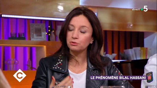 Bilal Hassani revient sur son coming-out et le soutien de sa maman qui répondait aux haters - Regardez