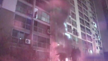 수원 23층 아파트서 불...13명 병원 이송 / YTN