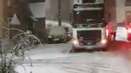 Quévy: un camion bloqué chaussée Brunehaut