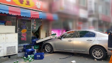 담 뚫고 식당 돌진한 승용차..."페달 착각" / YTN
