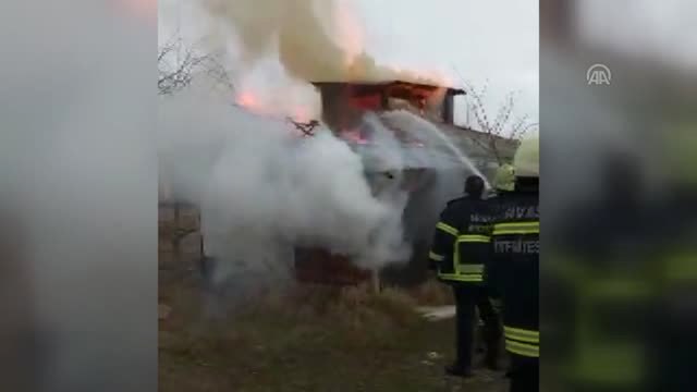 Yangına Müdahale Eden İtfaiye Aracı Çamura Saplandı