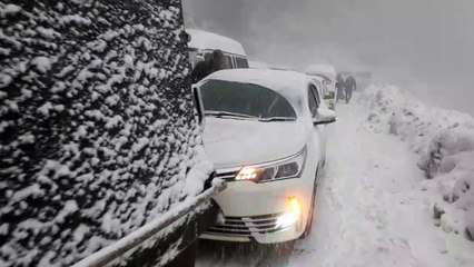 ayubia cars stuck in snowfall