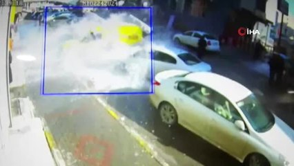 Çatıda Biriken Kar Kütlesi Araçların Üzerine Böyle Düştü