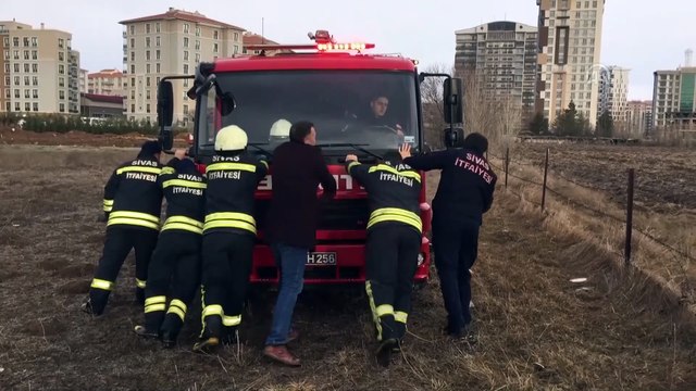 Yangına müdahale eden itfaiye aracı çamura saplandı - SİVAS