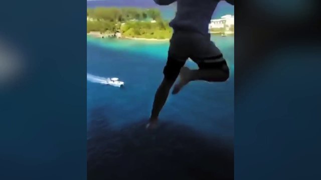 Un homme saute du 11ème étage d'un paquebot
