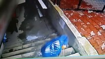 İstanbul'da fıkra gibi olay kamerada...Sahibiyle lokantada yemek yiyen keçiye köpek saldırdı