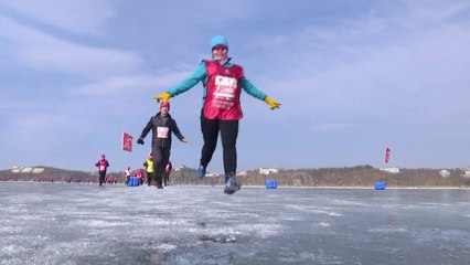 Kinë/ 1100 persona sfidojnë akullin, garë në liqenin e ngrirë - Top Channel Albania - News - Lajme