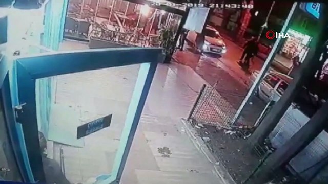 Fren yerine gaza basan kadın sürücü, otomobiliyle fırına böyle daldı