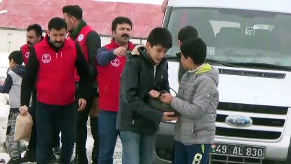 Harçlıklarıyla sokak hayvanlarına yiyecek aldılar - MUŞ
