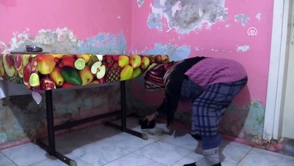 Su sızdıran evinde yaşam mücadelesi veriyor - İZMİR