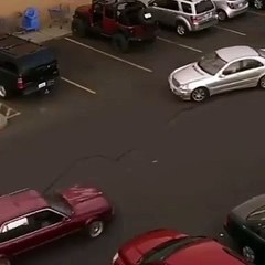 Il se fait voler sa place de parking et la récupère like a boss